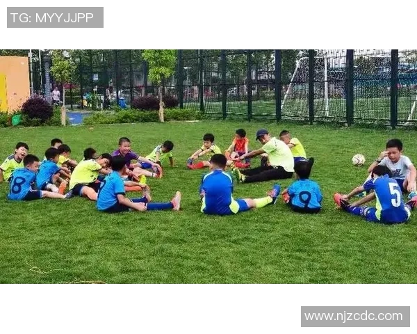 孩子足球游戏乐园:培养团队精神与运动技能的完美场所